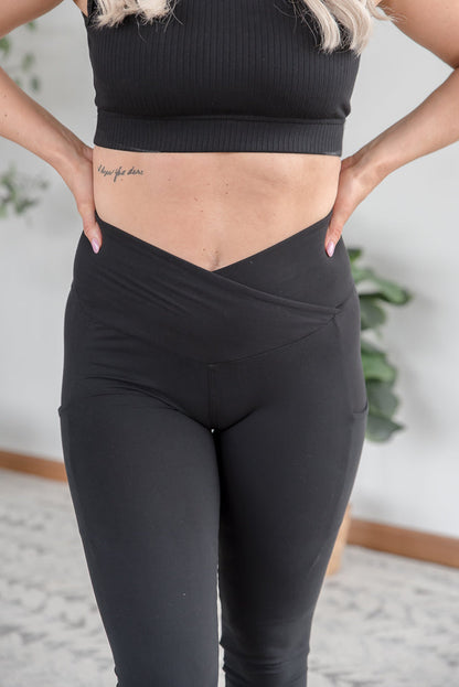 Criss Cross Pocket Leggings in Black